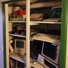 IBM PC XT, Commodore 64 och Apple II Classic bland museeföremålen. Även Microsofts allra första programprodukt: en Basic compiler. IBM PC XT, Commodore 64 och Apple II Classic bland museeföremålen. Även Microsofts allra första programprodukt: en Basic compiler.