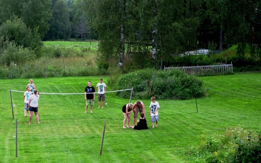 Helst vi vi se bollspelet här - så klarar sig fönsterrutorna på villan ... Helst vi vi se bollspelet här - så klarar sig fönsterrutorna på villan ...