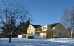 Sedan 2006 har Hyr-Hela-Villan varit vårt enda alternativ. Nu blir vi en STF-anläggning och erbjuder rumsuthyrningen med ett eget B&B-upplägg. Samma villa och samma hemma-hos-känsla. Sedan 2006 har Hyr-Hela-Villan varit vårt enda alternativ. Nu blir vi en STF-anläggning och erbjuder rumsuthyrningen med ett eget B&B-upplägg. Samma villa och samma hemma-hos-känsla.