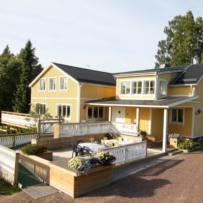 Stor uteplats på entrésidan som nås via en ramp. Fortsättningen på rampen leder upp till entréplanet på villan. Stor uteplats på entrésidan som nås via en ramp. Fortsättningen på rampen leder upp till entréplanet på villan.