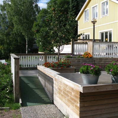 Ramperna är integrerade i verandabygget - både för bekvämlighet men också för att det ska se snyggt ut ... Ramperna är integrerade i verandabygget - både för bekvämlighet men också för att det ska se snyggt ut ...