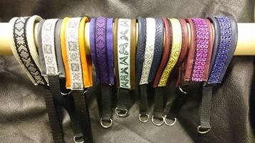 Skinnhalsband i flera färger och olika band från 160:- Skinnhalsband i flera färger och olika band från 160:-