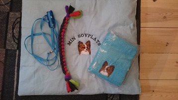 Valpkit: Dyna, halsband med koppel, leksak, handduk Pris 360:- utan handduk 270:- Valpkit: Dyna, halsband med koppel, leksak, handduk Pris 360:- utan handduk 270:-