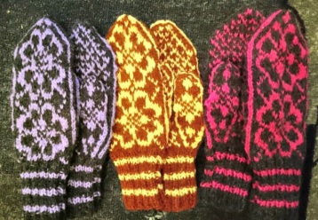 Handstickade vantar i ull 200:- Handstickade vantar i ull 200:-
