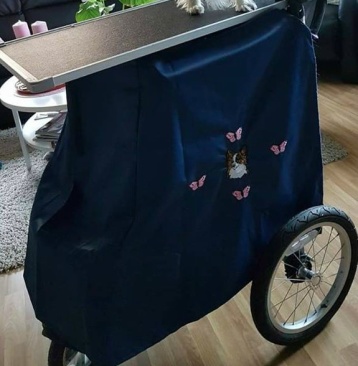 Överdrag i bävernylon till stroller vagn med valfritt broderi 550:--600:- Överdrag i bävernylon till stroller vagn med valfritt broderi 550:--600:-