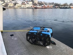 Sjösättning av ROV inför inspektion av föremål