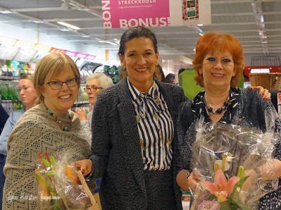 Klubbens ordförande Ulrika Stefansson tackar domarna Helene Lis och Eva Porat för ett informativt och trevligt jobb, där alla katter fick gott om tid på domarborden