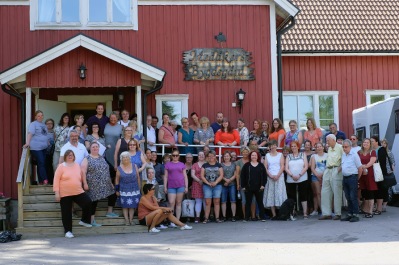Större delen av KLISA-deltagarna samlade utanför Medåker Bygdegårds lokal. En lokal som passar alldeles utmärkt för KLISA-träffar.