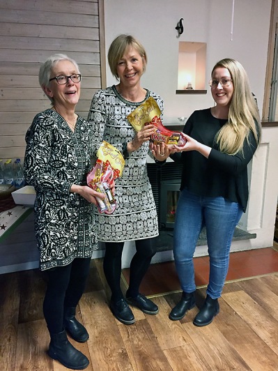 Jullunchen innehöll också en liten frågetävling. Här delar Linnea ut vinsten till Kerstin & Gunilla, som vann tävlingen. Jullunchen innehöll också en liten frågetävling. Här delar Linnea ut vinsten till Kerstin & Gunilla, som vann tävlingen.