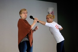Ulrika och Anna-My ser ut att vara mitt i någon slags kampsport. Men så var inte fallet.