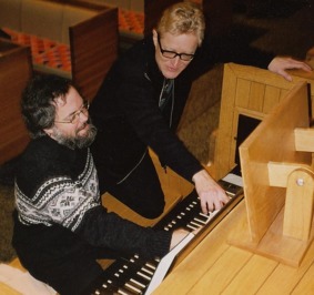 Två organister testar orgeln i St. Peters Church