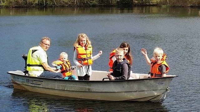 familj med båt familj med båt