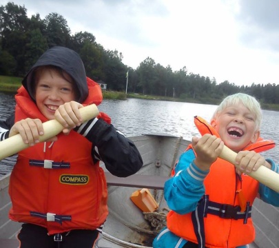 familj med båt familj med båt