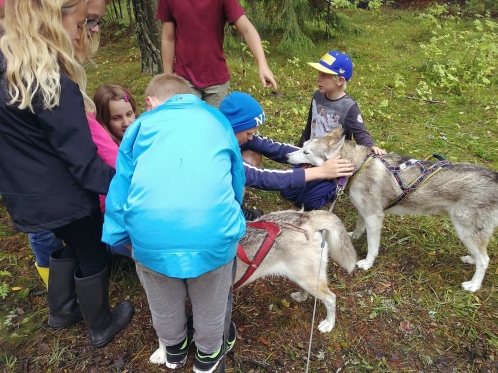 Skolbarnen på friluftsdag utgjorde en del av publiken. Kit och Ratchel tog nöjt emot kel och klappar från barnen. Skolbarnen på friluftsdag utgjorde en del av publiken. Kit och Ratchel tog nöjt emot kel och klappar från barnen.