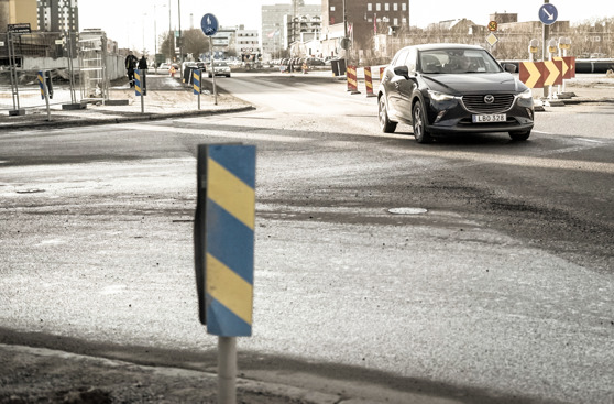 Plötsligt en dag slår man upp ögonen och förstår vad alla märkliga skyltar i trafiken betyder. Plötsligt en dag slår man upp ögonen och förstår vad alla märkliga skyltar i trafiken betyder.
