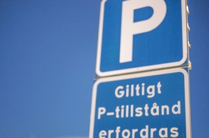 Giltigt P-tillstånd kan väl vara bra att ha när det krävs. Men det som verkligen erfordras här är att veta hur man parkerar. Det fick jag känna på idag. Giltigt P-tillstånd kan väl vara bra att ha när det krävs. Men det som verkligen erfordras här är att veta hur man parkerar. Det fick jag känna på idag.