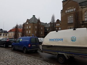 Under min intensivkurs har det blivit till en mysig vardagsritual att vandra ner till Stora torget och vänta in att körlektionen ska börja. Under min intensivkurs har det blivit till en mysig vardagsritual att vandra ner till Stora torget och vänta in att körlektionen ska börja.