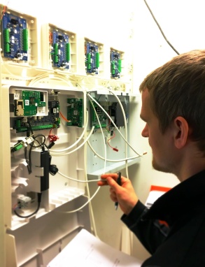 Larmtekniker till Umeå Västerbotten Installation av Larm Kameror och Passersystem Securitas Direct Umeå Västerbottens Säkerhetscenter AB Verisure Företag Axema Axis Larmtekniker till Umeå Västerbotten Installation av Larm Kameror och Passersystem Securitas Direct Umeå Västerbottens Säkerhetscenter AB Verisure Företag Axema Axis