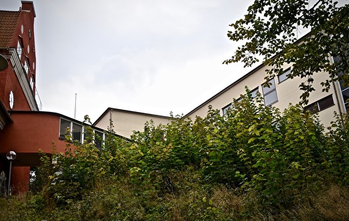 Gången mellan den gamla och den nya byggnaden Gången mellan den gamla och den nya byggnaden