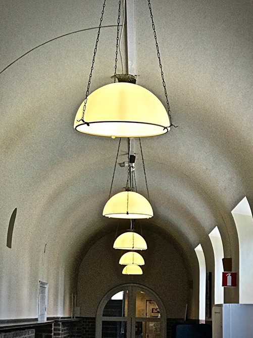 En korridor med Asplundlampor En korridor med Asplundlampor