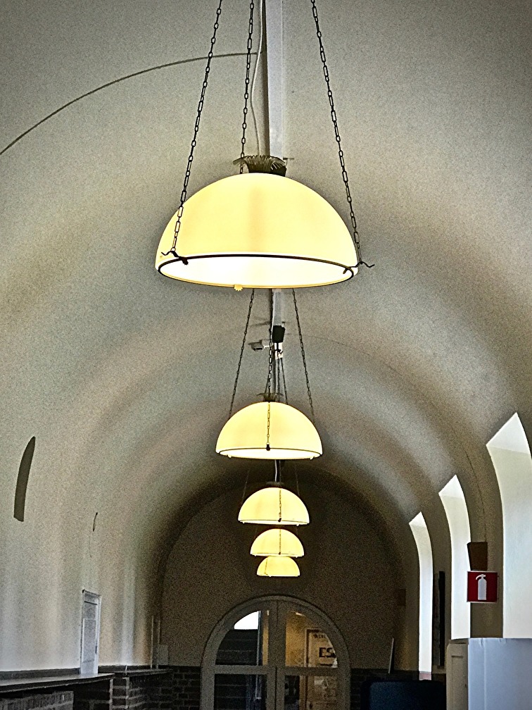 En korridor med Asplundlampor En korridor med Asplundlampor