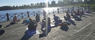 Sköna sommarkvällar har vi yoga då och då på den härligt stora bryggan, fem minuters gångväg från oss.... UNDERBART!! Sköna sommarkvällar har vi yoga då och då på den härligt stora bryggan, fem minuters gångväg från oss.... UNDERBART!!