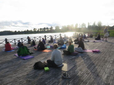 Midsommaryoga på bryggan 5 minuter från oss! Midsommaryoga på bryggan 5 minuter från oss!
