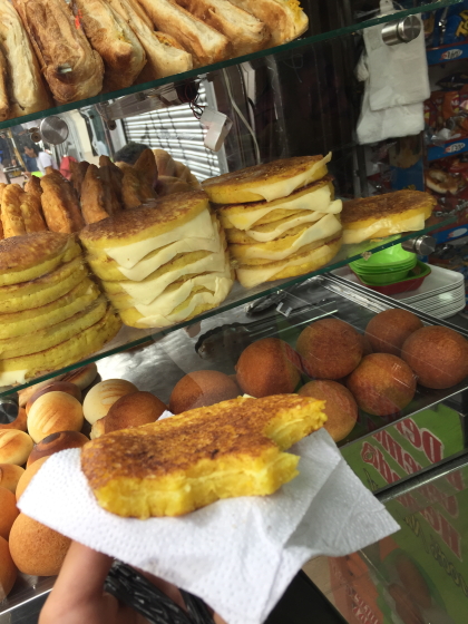 Arrepas con queso och papa rellena Arrepas con queso och papa rellena
