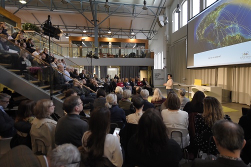 Syntolkning: Stor publik lyssnar på seminarium. Syntolkning: Stor publik lyssnar på seminarium.