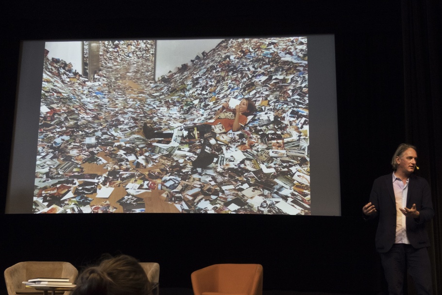Foto: Lena Wilhelmsson. Från Erik Kessels föredrag under Fotoboksdagen 2017, ett arrangemang av Svenska Fotografers Förbund. Foto: Lena Wilhelmsson. Från Erik Kessels föredrag under Fotoboksdagen 2017, ett arrangemang av Svenska Fotografers Förbund.