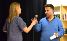 Ur ett översättningssamrbete samarbete mellan den syriske poeten Wafai Layla och Sörmlandsmästaren i Poetry Slam, Anna Enbom, med fler poeter växte en historia fram på två språk. Foto Irene Karlbom Häll. Ur ett översättningssamrbete samarbete mellan den syriske poeten Wafai Layla och Sörmlandsmästaren i Poetry Slam, Anna Enbom, med fler poeter växte en historia fram på två språk. Foto Irene Karlbom Häll.