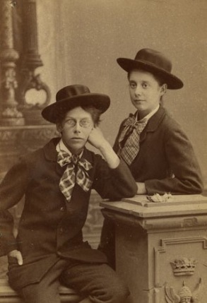 Fotografi föreställande Lotten Rönqvist och Karin Wästbäck, fotograf Waldemar Dahllöf Fotografi föreställande Lotten Rönqvist och Karin Wästbäck, fotograf Waldemar Dahllöf