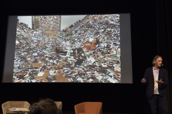 Foto: Lena Wilhelmsson. Från Erik Kessels föredrag under Fotoboksdagen 2017, ett arrangemang av Svenska Fotografers Förbund. Foto: Lena Wilhelmsson. Från Erik Kessels föredrag under Fotoboksdagen 2017, ett arrangemang av Svenska Fotografers Förbund.