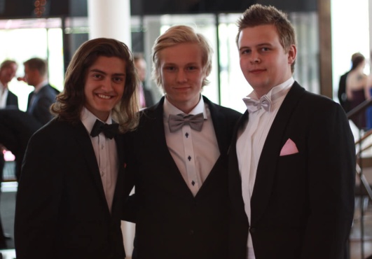 Tre killar på sin studentbal Tre killar på sin studentbal