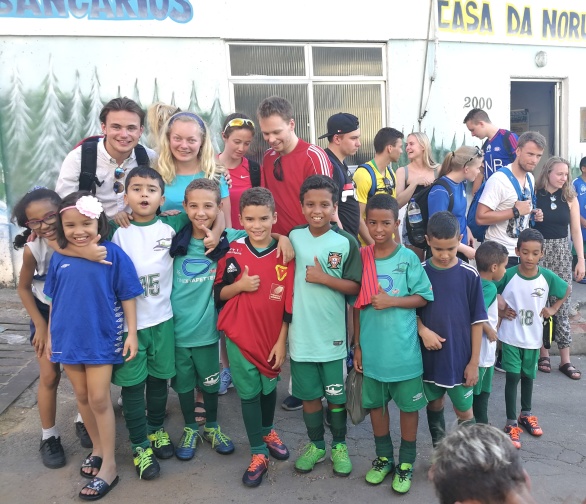 Sogndal Folkehøgskule på besøk hos Casas da Noruega sin skole ute i favelaen INPS på Bancarios i Rio de Janeiro i Brasil