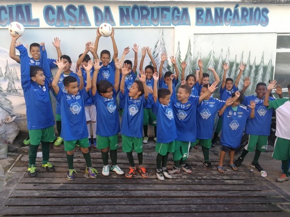 Glade elever utenfor skolen til Casas da Noruega