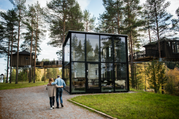 Uppe på en kulle, omgiven av Umeälven, ligger Glashuset och de sex Fågelnästena, hotellrum i trädens toppar. Uppe på en kulle, omgiven av Umeälven, ligger Glashuset och de sex Fågelnästena, hotellrum i trädens toppar.