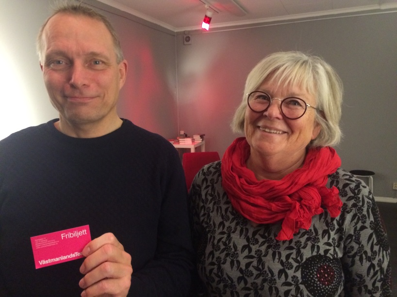 Tack vare samarbete med Västmanlands teater kunde vi lotta ut biljetter till föreställningen Den stora branden. Vinnare Mikael Vilbaste och Anita Hernelind. Tack vare samarbete med Västmanlands teater kunde vi lotta ut biljetter till föreställningen Den stora branden. Vinnare Mikael Vilbaste och Anita Hernelind.