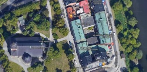 De gröna taken är kyrkans fastigheter och till vänster ser vi kyrkan och till höger vattnet/kanalen