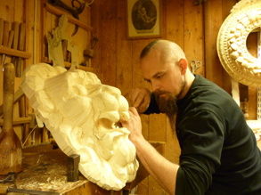 Bildhuggaren Christer Björkman under arbete med lejon huvudet
