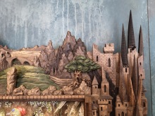 Ett träskuret landskap i fantasyramen