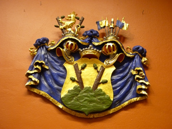 Heraldisk vapensköld med hjälmar, hjälmtäcke och hjälmprydnad
