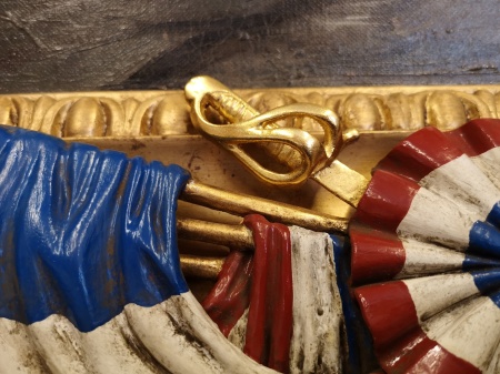 Träskuren dekor. Franska flaggor, sabel och den trefärgade krokad
