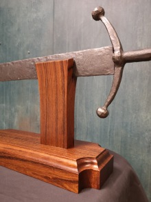 Handgjort ställ för svärd i Afrikansk valnöt
