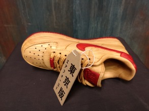 Träskuren sneaker, Nike Air Force 1 Tokyo edition. Oljad och bitvis rödbetsad Lind