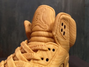 Detalj av träskuren Air Jordan. Snörning och plös, viktiga detaljer att få rätt känsla i när man skär dem i trä