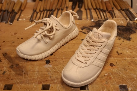 Handgjorda sneakers i trä -  Adidas Yeezy Boost och Adidas Gazelle