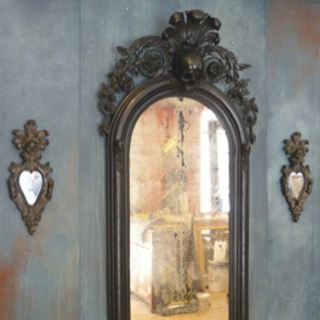 Välvd stor spegel med antikt spegelglas.