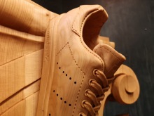 Träskuren sneaker. Den ikoniska Adidas Stan Smith snidad i lind.