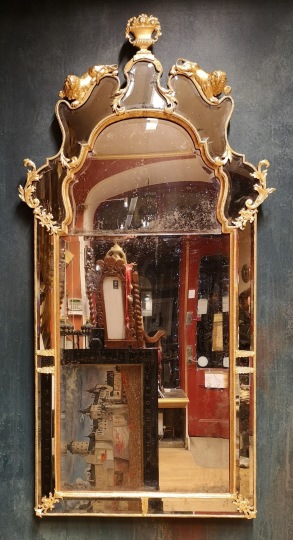 Restaurerad barockspegel med förgylld blydekor.